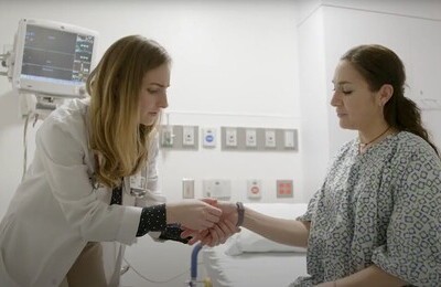 Кодирование Аквилонг в Лазаревском Врач держит пациентку за руку